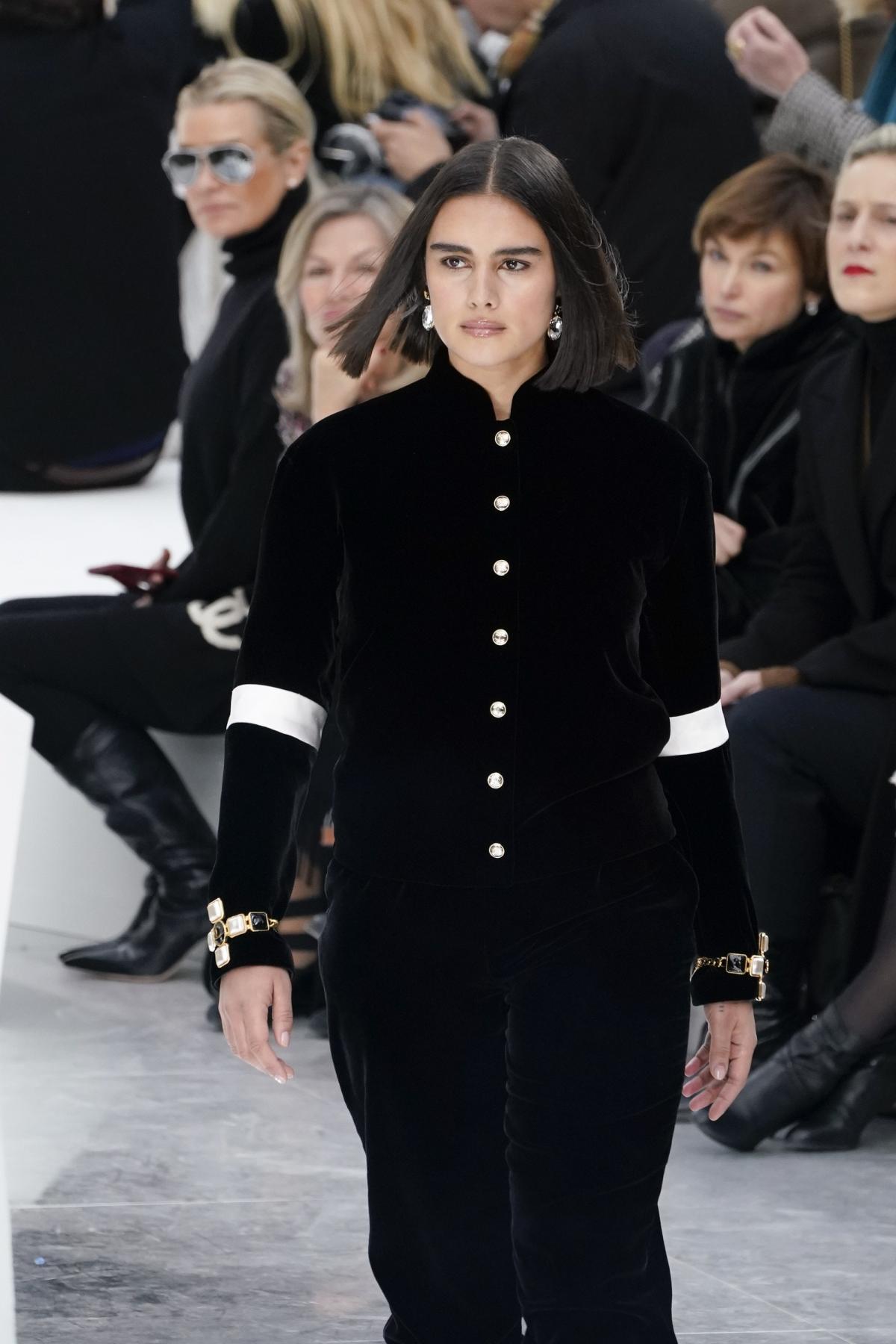 Chanel's Runway Featured A Plus-Size Model For The First Time In 10 Years