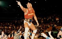 2,01 Meter groß, 137 Kilogramm schwer: Hulk Hogan, der eigentlich Terry Bollea heißt, war der geborene Wrestling-Athlet. Sein Image: der All-American Hero, der betet, immer brav seine Vitamine nimmt und die Bösen verkloppt. Jeder, der in den 80-ern und 90-ern zuschaute, hat noch seine Einlaufmusik im Ohr: "I am a real American, fight for the rights of every man". (Bild: Al Dunlop/Toronto Star/Getty Images)