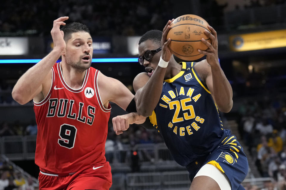 Indiana Pacers forward Jalen Smith (25) drives against Chicago Bulls center Nikola Vucevic (9) during the first half of an NBA basketball game in Indianapolis, Wednesday, March 13, 2024. (AP Photo/AJ Mast)