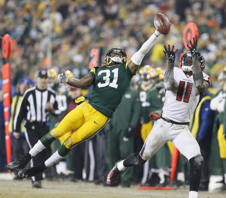 Davon House, shown here in a 2014 game, got a ride from a couple Packers fans so he could make practice Tuesday. (AP)