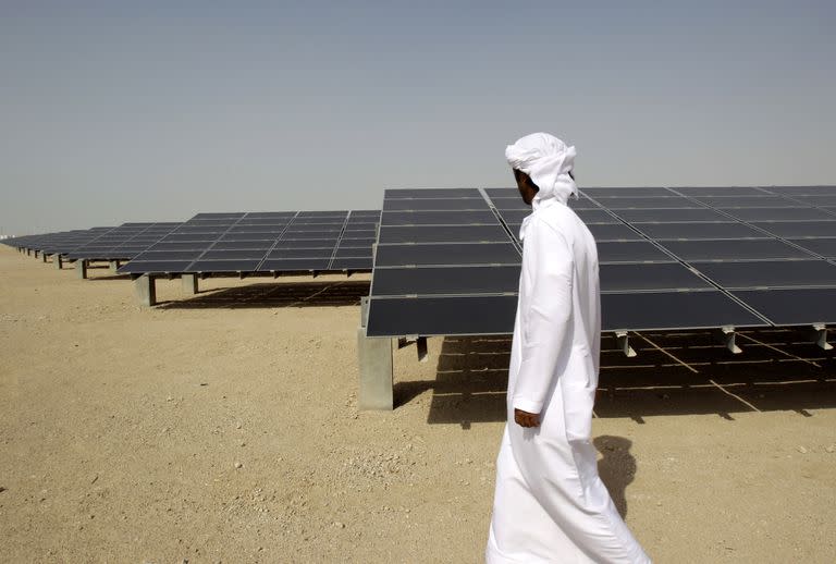 Un emiratí en una planta de energía solar en Masdar City, un desarrollo de energía sustentable en Emiratos Árabes Unidos. (AP Photo/Kamran Jebreili, File)