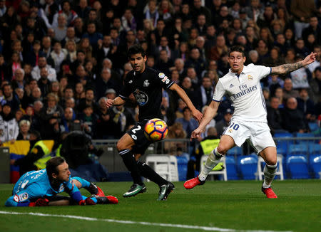 Football Soccer - Real Madrid v Deportivo Coruna - Spanish La Liga Santander - Santiago Bernabeu stadium, Madrid, Spain - 10/12/16. Real Madrid's James Rodriguez (R), Deportivo Corunal's Juanfran (C) and Przemyslaw Tyton in action. REUTERS/Javier Barbancho