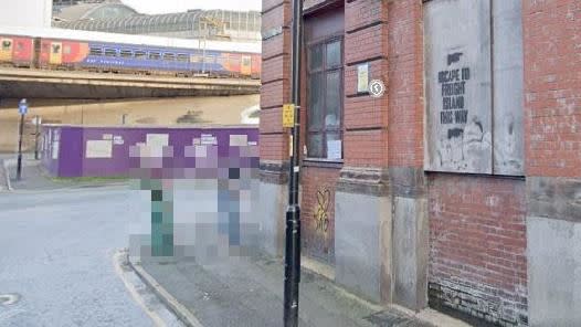 Warehouse Project in Manchester門外的露骨照片，現已被刪除。（圖／翻攝自Google Map）