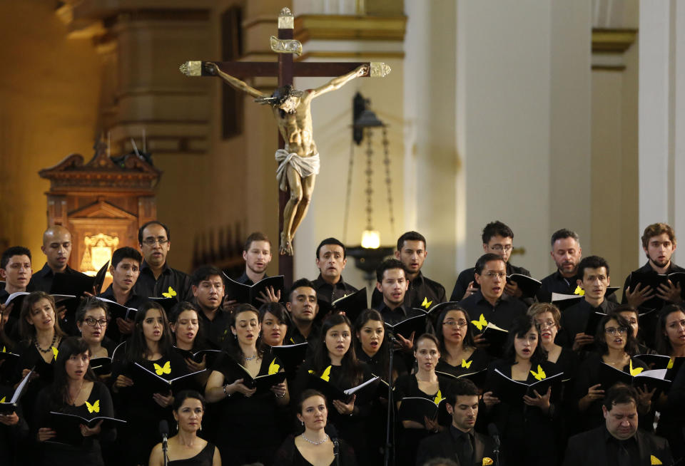 El coro de Santa Cecilia interpreta el “Réquiem” de Mozart durante un homenaje póstumo para el Nobel de literatura colombiano Gabriel García Márquez en la Catedral de Bogotá en Colombia el martes 22 de abril de 2014. Los integrantes del coro portaron mariposas amarillas en referencia a la obra cumbre del autor “Cien años de soledad”. García Márquez, quien murió en la Ciudad de México el 17 de abril, es considerado uno de los más grandes escritores de la lengua española de todos los tiempos. (Foto AP/Fernando Vergara)