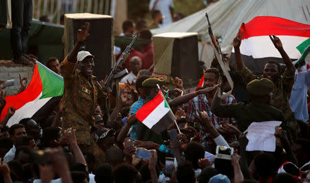 Sudanese soldiers chant slogans during a demonstration in front of the Defence Ministry in Khartoum, Sudan, April 18, 2019. REUTERS/Umit Bektas