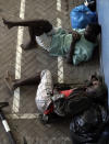 <p>Dos hombres descansan en el suelo del centro de desplazados de Beira. (Foto: Themba Adebe / AP). </p>