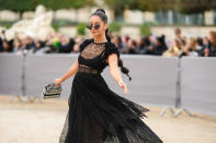 <p>Que serait un défilé de la Paris Fashion Week sans Léna Situations ? La jeune femme était vêtue de noir pour le défilé Dior : avec, petit détail, un sac à main Dior inspiration Lady Diana. (Crédit Edward Berthelot/Getty Images)</p> 