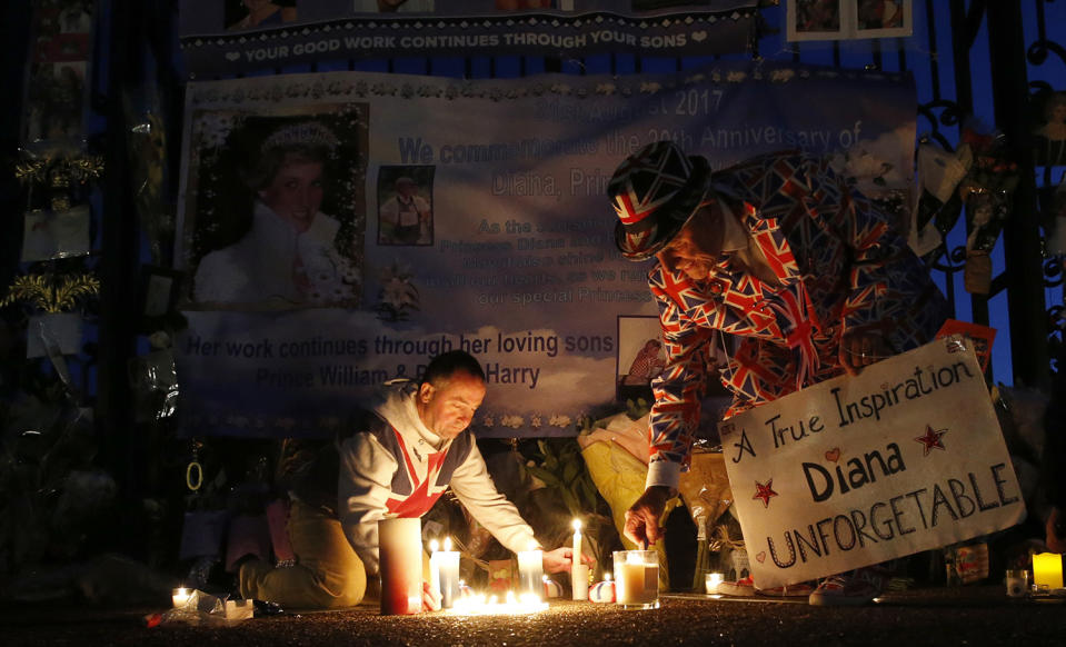 <p>Tributes, candles and flowers are laid by royal fans for the late Diana, Princess of Wales, outside Kensington Palace in London, Aug. 31, 2017. (Photo: Alastair Grant/AP </p>