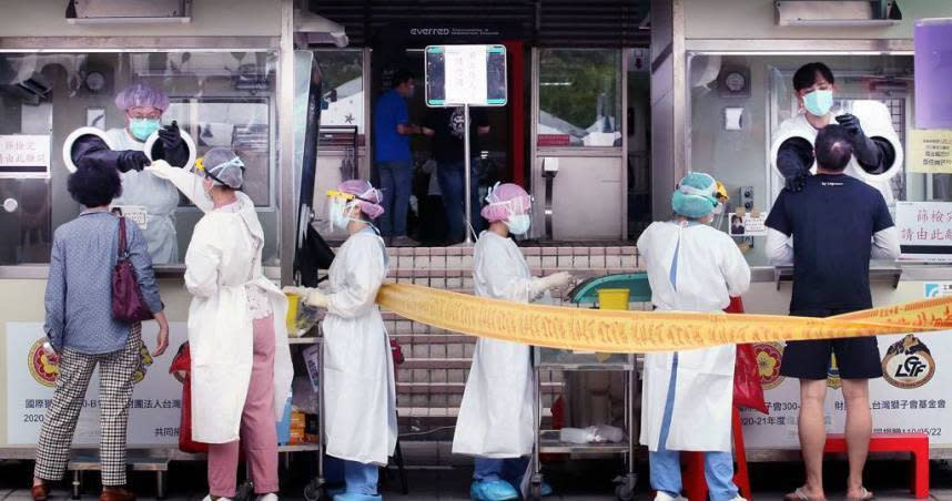 台灣最近新冠疫情持續升高，造成醫護人員不小的工作負擔。（圖／報系資料照）