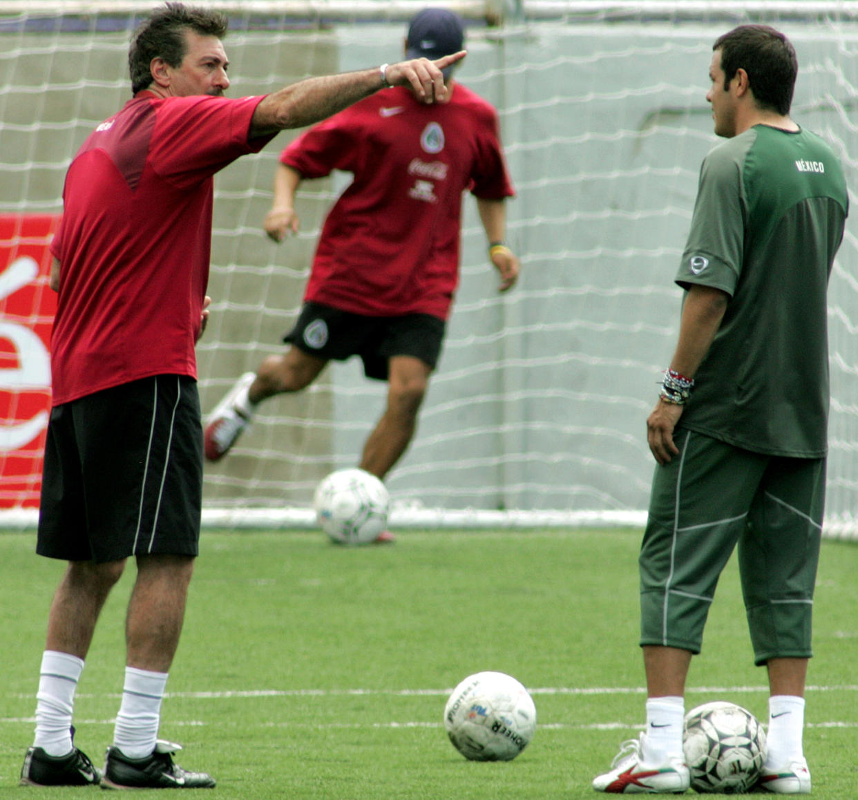 Argentine coach Ricardo Lavolpe of the Mexican national soccer team (L) talks with player Cuauhtemoc Blanco during a training session in the Ricardo Saprissa Stadium in San Jose, February 8, 2005. Mexico will face Costa Rica on February 9, in a qualifying soccer match for the 2006 FIFA World Cup. REUTERS/Daniel Aguilar  DA