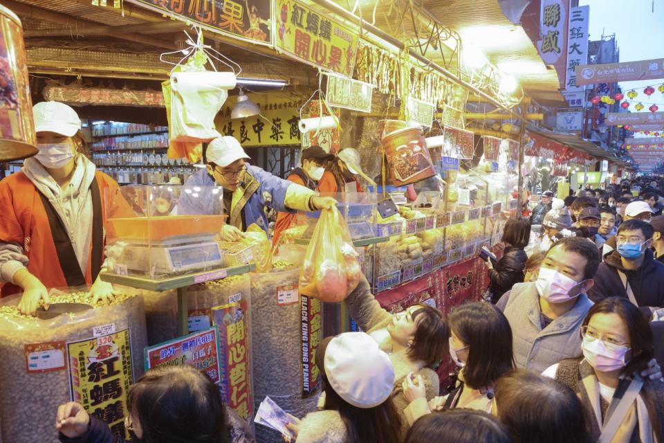 台北市年貨大街開跑，許多民眾到場採買體驗年味。廖瑞祥攝