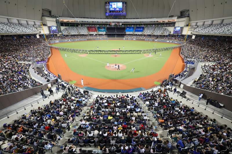 遠雄巨蛋公司7日指出，10日的棒球亞錦賽冠軍戰和季軍戰，因應廣大球迷期待，加開近4700個座位，預計開放近2萬2000人入場。（中央社資料照）