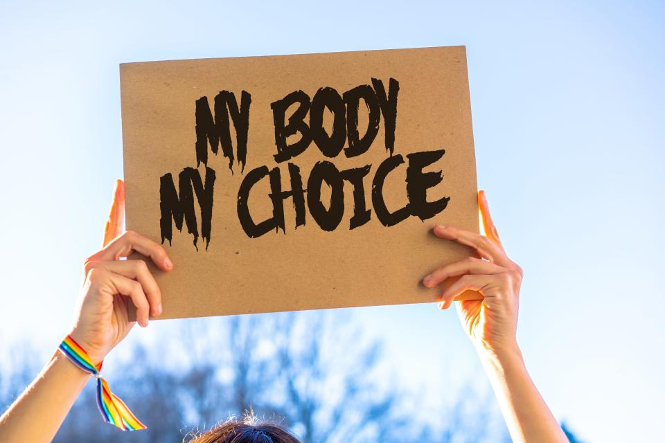 A woman holding a sign in favor of the legalization of abortion.