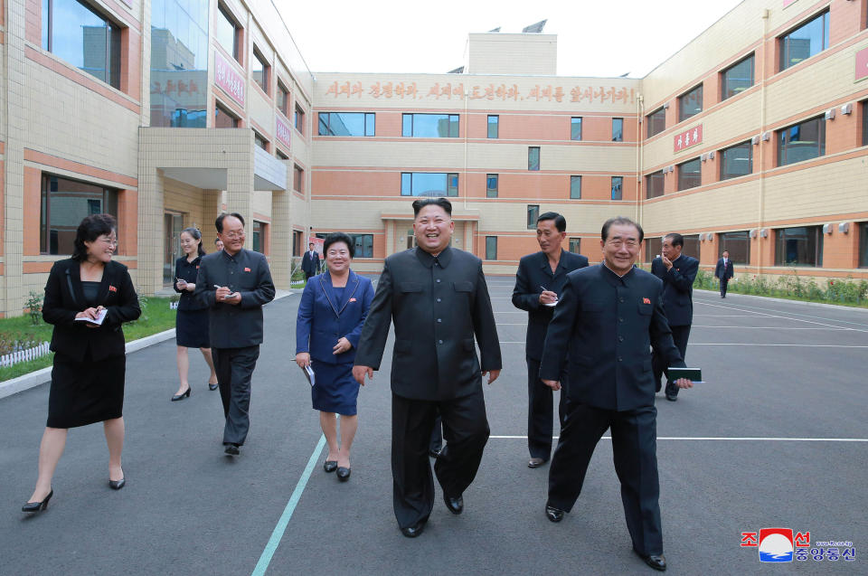<p><span><span>2017年10月19日，朝鮮領導人金正恩在北韓朝鮮中央通訊社（KCNA）在平壤發表的這張未註明日期的照片中訪問了龍源製鞋廠。</span></span> </p>