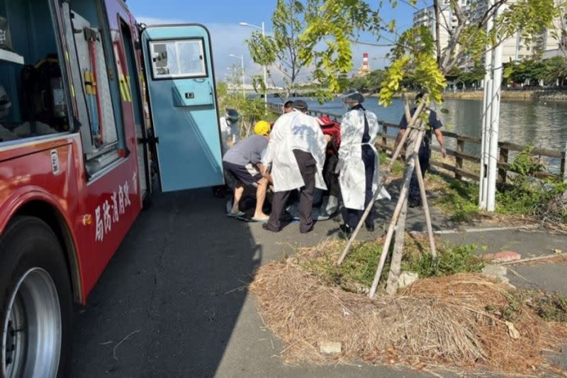 ▲高雄市前鎮河，今（10）早由警消人員撈起一具女浮屍，身份死因待查。（圖／翻攝畫面）