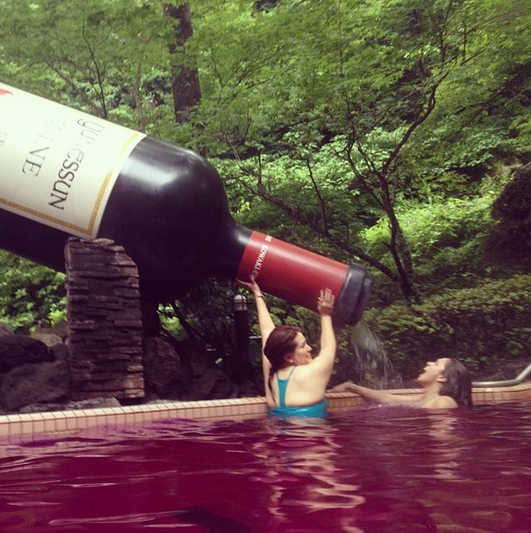 En Japón puedes bañarte en una piscina de vino tinto