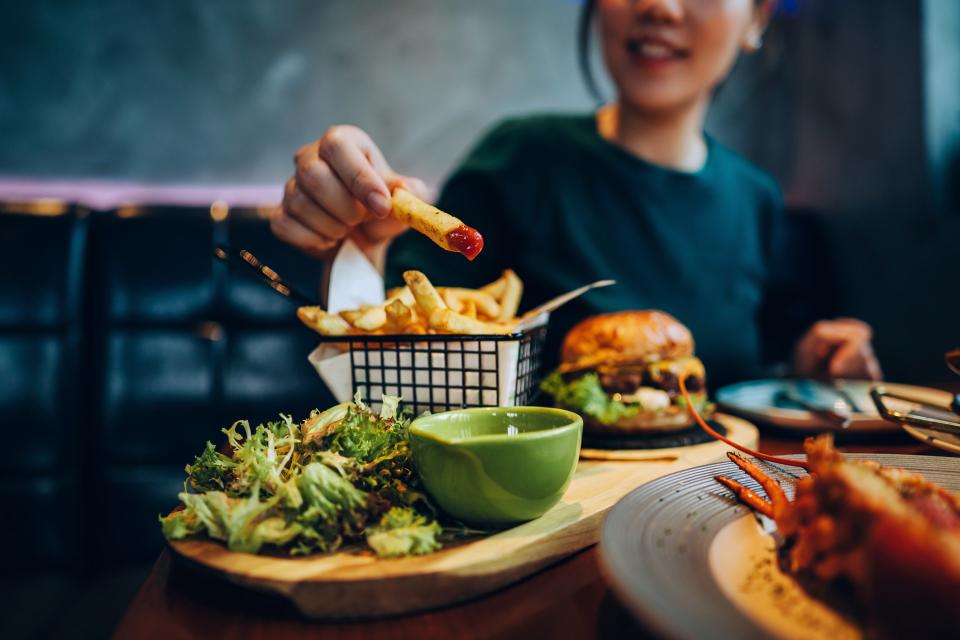 Restaurantbesuche sind teurer geworden. Denn auf Speisen und Getränke, die vor Ort verzehrt oder bestellt werden, gilt inzwischen die Mehrwertsteuer von 19 Prozent anstatt 7 Prozent. - Copyright: Getty Images
