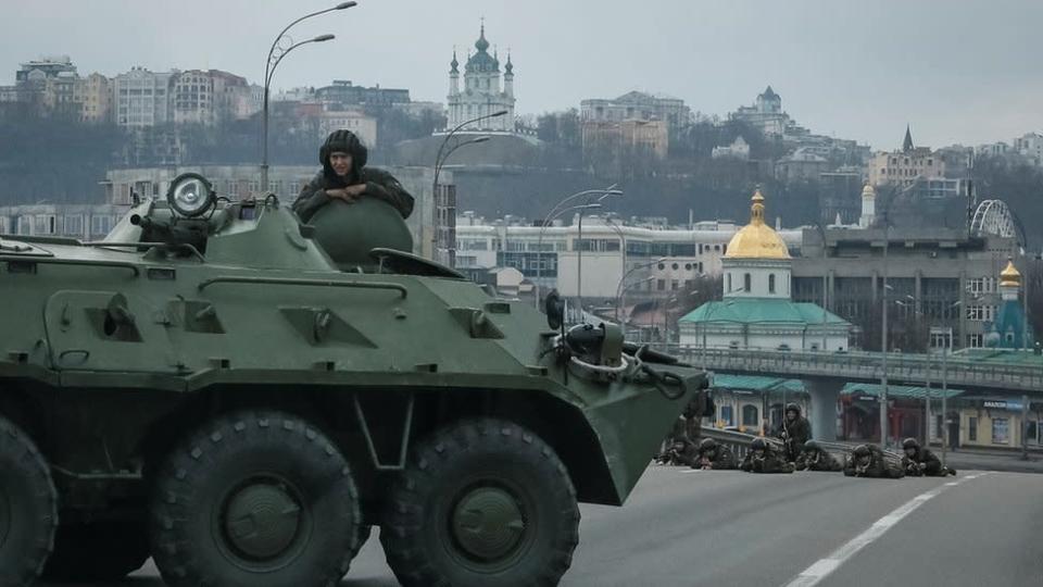 Servicemen of the Ukrainian National Guard take positions in central Kyiv, Ukraine, 25 February 2022