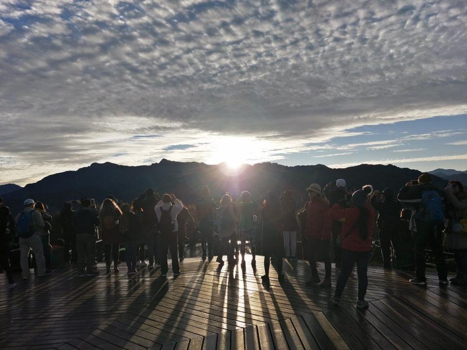 小笠原山觀景台擁有360度的壯闊視野，四面環山景致，是元旦到阿里山迎曙光，絕佳景點之一。（圖：林鐵及文資處提供，張寶彩拍攝）