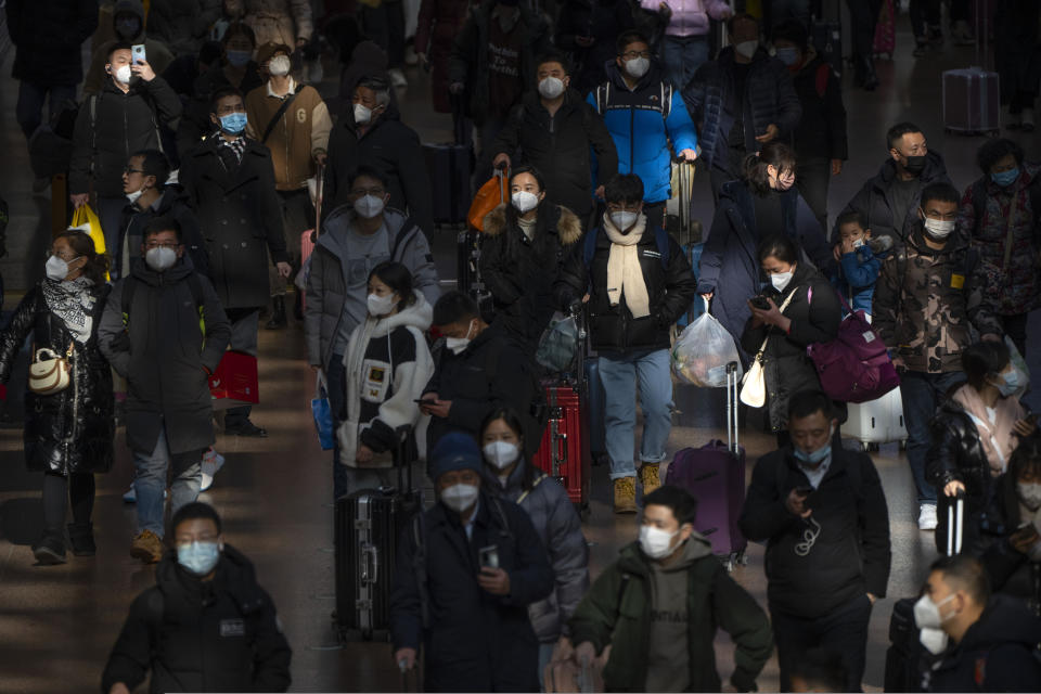 ARCHIVO - Viajeros caminan por un pasillo de la estación de trenes Beijing Oeste, en Beijing, el 18 de enero de 2023. (AP Foto/Mark Schiefelbein, archivo)