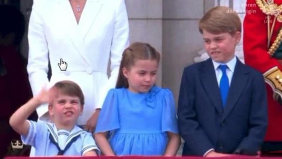 4歲的路易王子（Prince Louis）在陽台上不斷揮手，「管不動」的夏綠蒂乾脆把頭撇開，假裝不認識。（圖／翻攝自推特）
