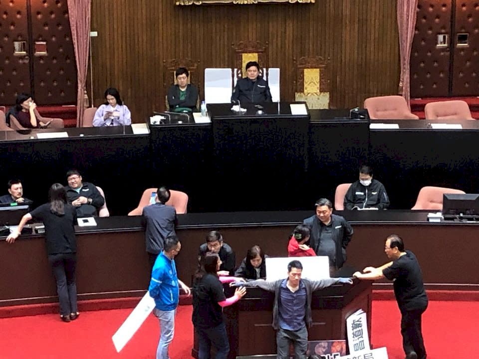 為了讓行政院長蘇貞昌順利上台施政報告，綠委成功搶占議場主席台與發言台，但國民黨也在議場內高喊口號試圖杯葛（劉玉秋攝）