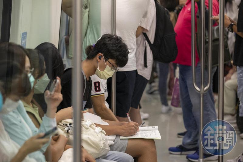 國內疫情趨緩，其中「口罩令」明（17日）將再度鬆綁，包含公車、捷運、火車等大眾運輸工具不用強制戴口罩。示意圖。