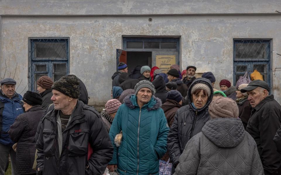  Local people wait for the delivery of humanitarian aid at a frontline village in the Beryslav district, outside Kherson - ROMAN PILIPEY/EPA