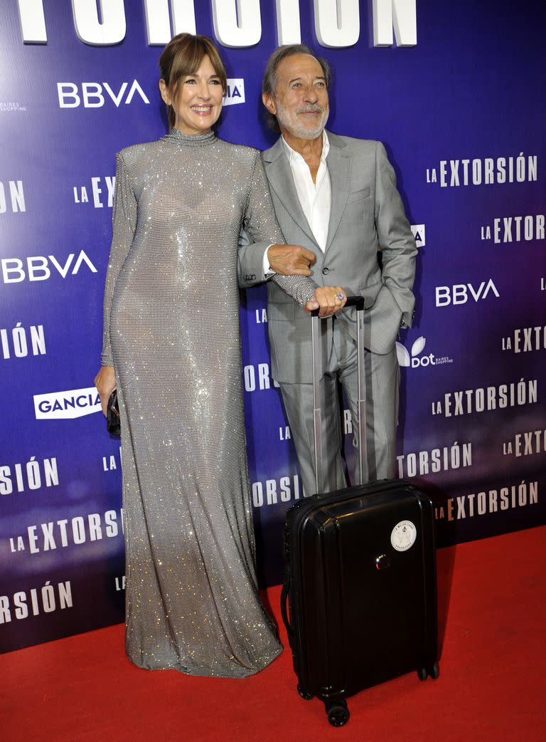 ¡Todos a bordo! Antes de entrar a la proyección, Andrea Frigerio y Guillermo Francella bromearon con una valija por la alfombra roja