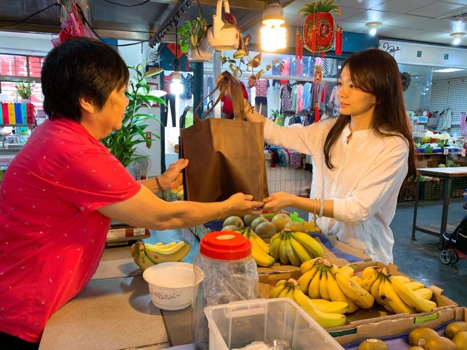 《圖說》民眾自備環保袋前往不塑市場。〈環保局提供〉