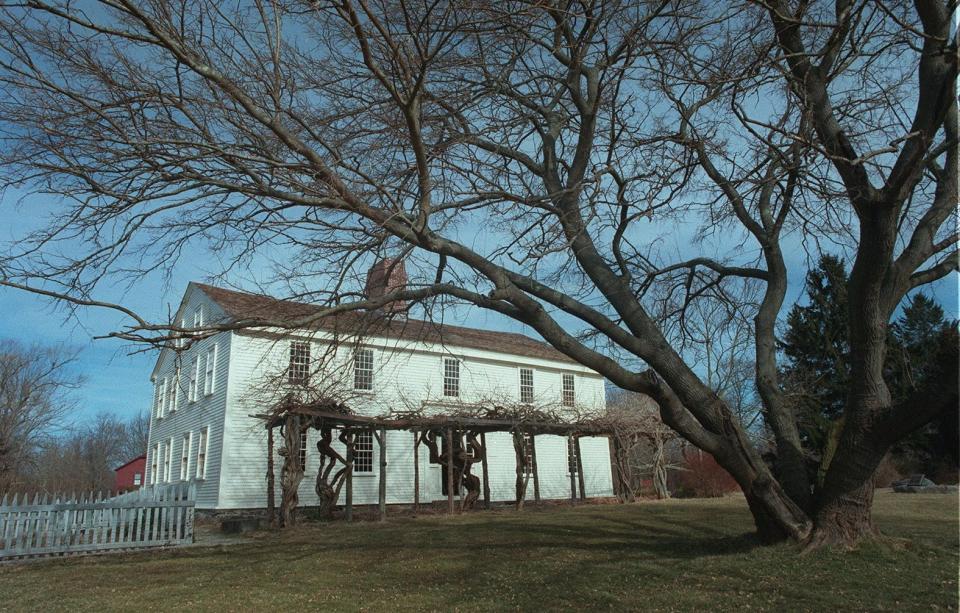 Smith's Castle, one of the oldest surviving plantation houses in America, is a favorite haunt of paranormal investigators, owing to its slave history and its mass grave of Colonial casualties from the 1675 Great Swamp Massacre, which occurred nearby.