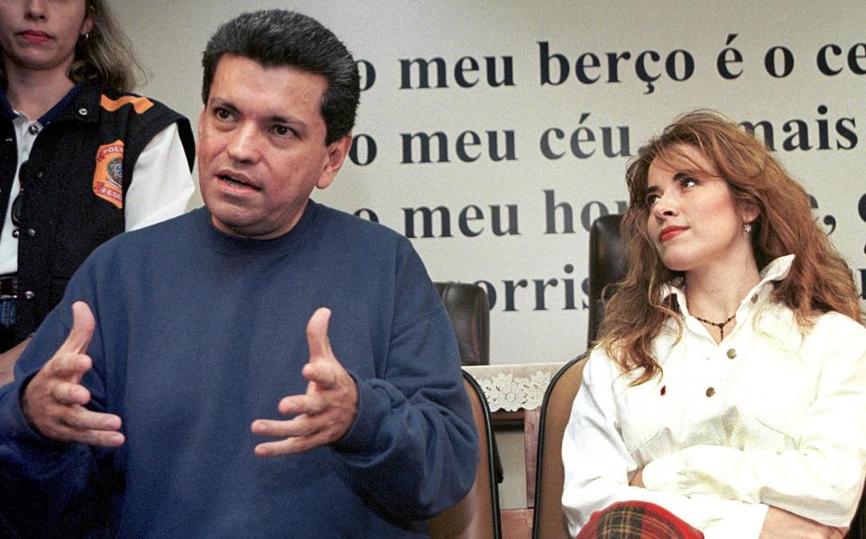 Sergio Andrade y Gloria Trevi en una conferencia de prensa en una estación de policía de Brasilia, Brasil, en el año 2000. AFP PHOTO FILES EVARISTO SA  (Photo credit should read EVARISTO SA/AFP via Getty Images)