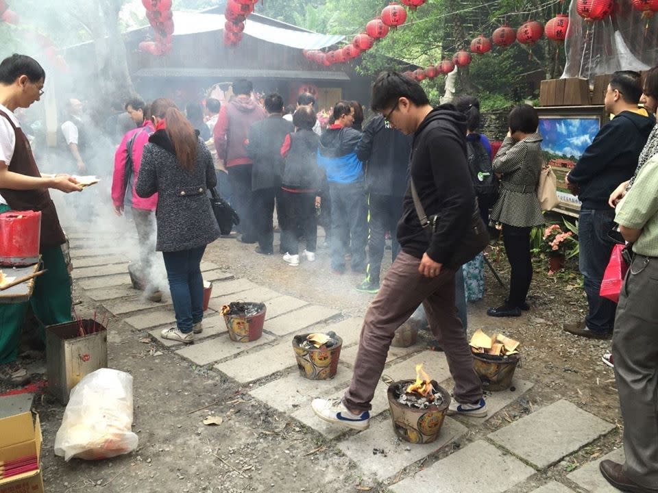 台灣有過火爐去楣運的習慣。（圖／翻攝自陽明山七星燈臉書專頁）