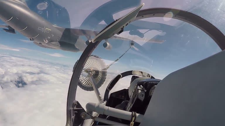 En esta imagen tomada de un video y distribuida por la agencia noticiosa china Xinhua, efectivos de la fuerza aérea y la aviación de la Armada del comando este del Ejército Popular de Liberación realizan una operación de repostaje en pleno vuelo en una ubicación no especificada en China, el 4 de agosto de 2022. 