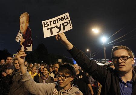 Supporters of Russian opposition leader Alexei Navalny attend a rally in Moscow, September 9, 2013. REUTERS/Maxim Shemetov