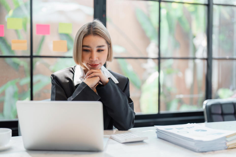 A single woman begins to make a retirement plan.