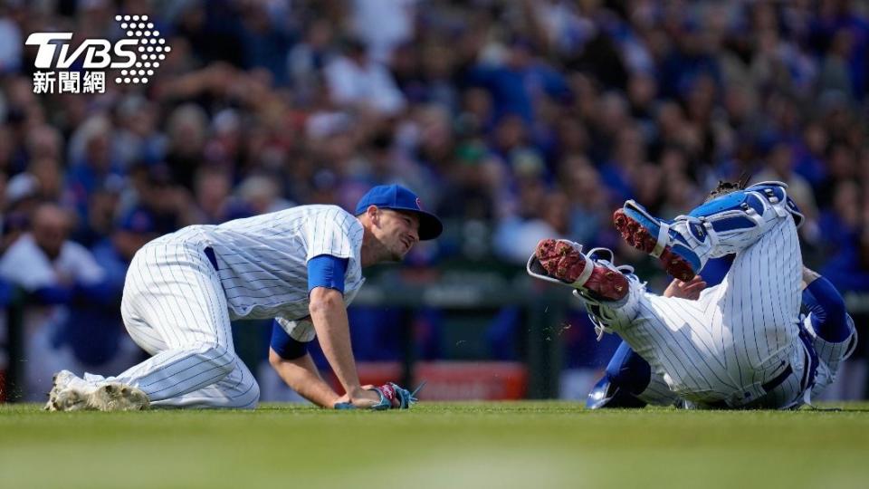 小熊先發左投史邁利（Drew Smyly）撿球時與捕手高姆斯（Yan Gomes）「撞在一起」。（圖／達志影像美聯社）