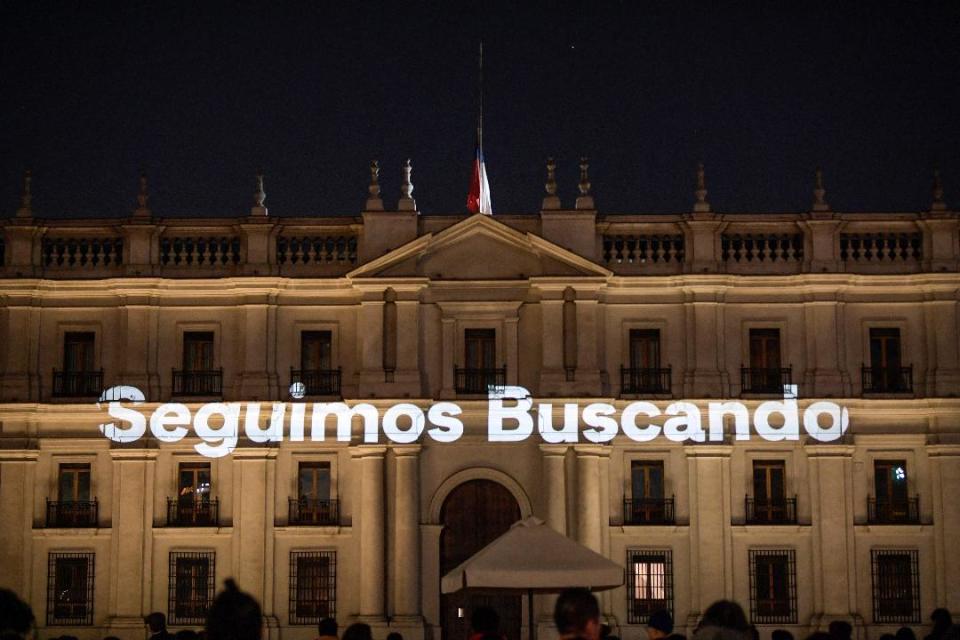 El palacio presidencial de La Moneda en Chile iluminado con la frase 