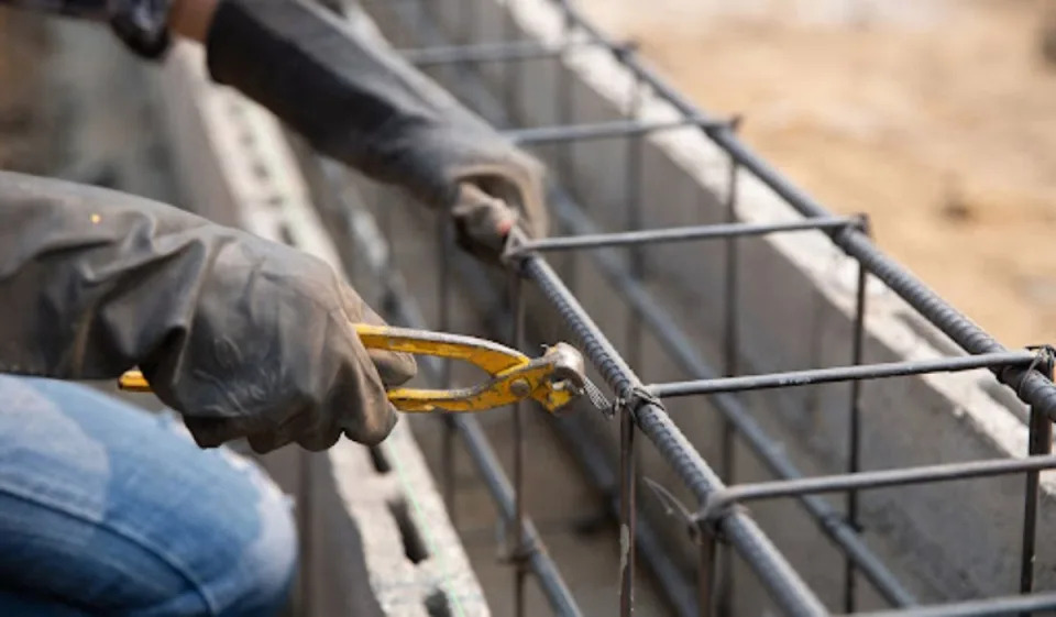 Swiss foundation trains informal builders to improve housing in Colombia