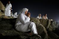 <p>Eine Frau betet am Fuße des Berges Arafat auf dem Hügel der Barmherzigkeit. (Bild: Suhaib Salem/ Reuters) </p>