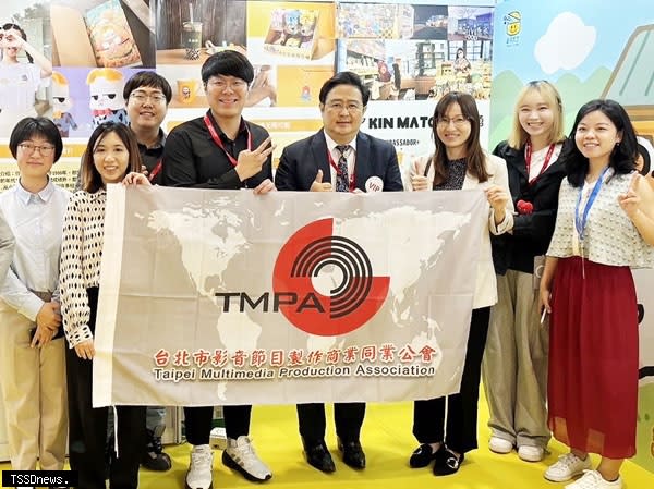 台灣貿易中心廣州代表處首席代表楊淳荷（右三）前往展會現場為台灣業者加油打氣。（圖：台北市影音節目製作商業同業公會提供）