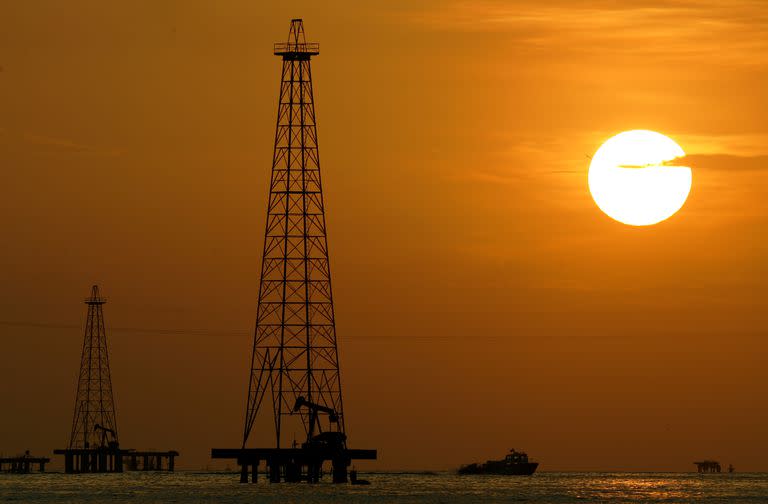 ARCHIVO - En esta fotografía del 30 de noviembre de 2006 se muestran unos pozos petrolíferos en el lago de Maracaibo, en Venezuela. (AP Foto/Leslie Mazoch, Archivo)