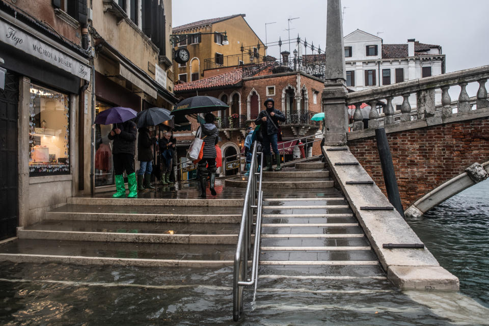 L'Amministrazione comunale di Venezia presenterà richiesta di stato di crisi alla Regione Veneto. Il sindaco Brugnaro: "Tutti i cittadini e le imprese raccolgano materiale utile a dimostrare i danni subiti con fotografie, video, documenti o altro nei prossimi giorni comunicheremo le modalità precise per la richiesta di contributo". Disposta intanto la chiusura delle scuole di Venezia e isole di ogni ordine e grado. (Photo by Giacomo Cosua/NurPhoto via Getty Images)