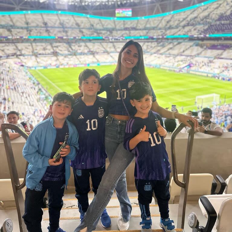 En los partidos del Mundial, Antonela Roccuzzo compartía una foto con sus hijos en el palco  (Foto: Instagram @antonelaroccuzzo)