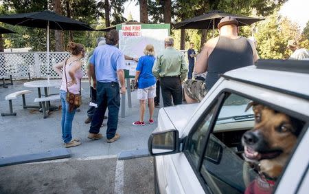 Residents check a map outlining the King Fire in Pollock Pines, California, September 16, 2014.REUTERS/Noah Berger