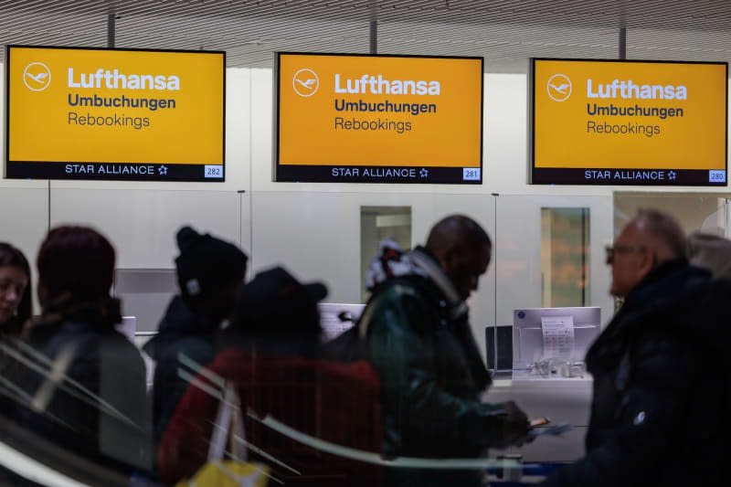 Travelers queue at the Lufthansa rebooking counter at one of 11 major German airports that have started a one-day strike. Jörg Halisch/dpa