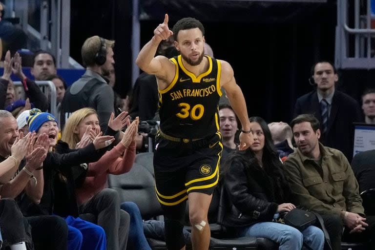 Stephen Curry, el base estrella de los Warriors de Golden State, que necesitan triunfos para escalar en su Conferencia en la NBA.