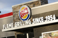 <p>Doppelt hält besser dachten sich die Besitzer von Burger King und so ging das Unternehmen gleich zweimal an die Börse. 2006 war der Fast-Food-Gigant zum ersten Mal an der amerikanischen Börse vertreten, bevor er 2010 wieder entfernt wurde. Schon 2012 ging Burger King mit neuem Investor zurück, 2014 wurde das Unternehmen mit dem Kaffeehaus Tom Hortons zusammengelegt. Seitdem laufen die beiden Ketten unter einer gemeinsamen Aktie. </p>