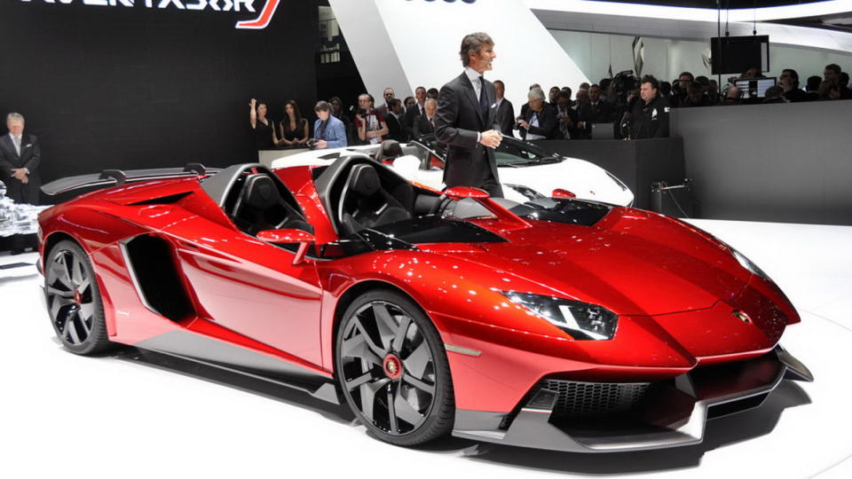 圖／2012年在日內瓦車展登場的Aventador J，鮮紅車身頗有向Lamborghini經典「大牛」致敬的意謂，誇張且符合空氣力學的碳纖維套件，也能從中看出奠定未來SV車型的設計走向。