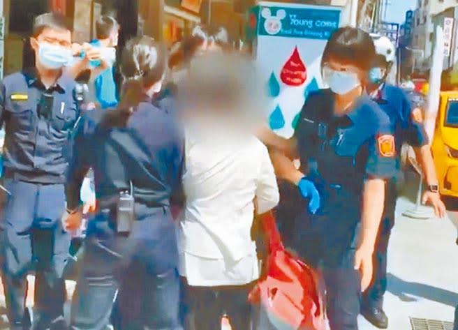 台南市知名的「檢舉魔人」蘇姓婦人（著白衣）犯5件妨害公務執行案、1件侮辱公務員案，被台南地方法院合併判刑8月，得易科罰金。（本報資料照片）